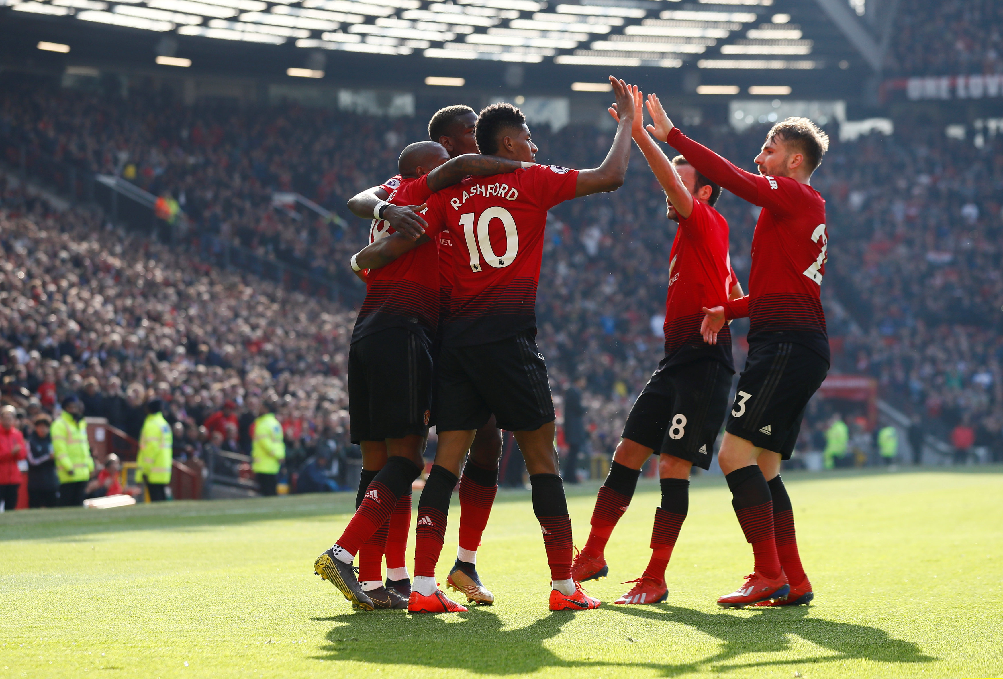 毫不吝啬地 毫不吝啬地